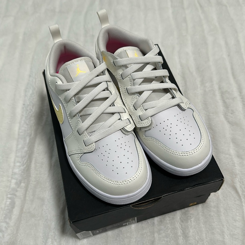 NWT Jordan 1 Low Alt Sail/LT
Laser Orange - White